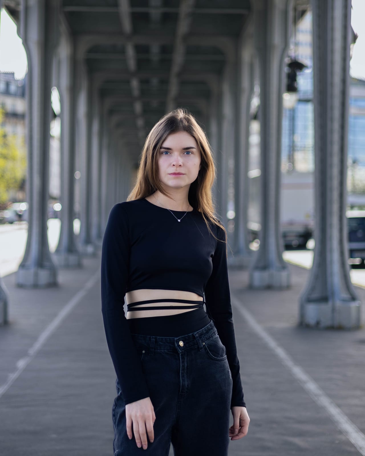 Portrait de Yana sous le pont de Bir-Hakeim, à Paris